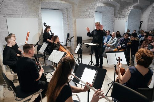 The AZ/ART Centre: Are there Synergies Between Non-Conformist Art and Music?