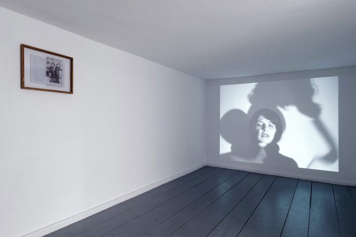 Ivona Tau, Longing for an embrace, longing for a gaze, Galerie Met, Somewhere, Something Shines