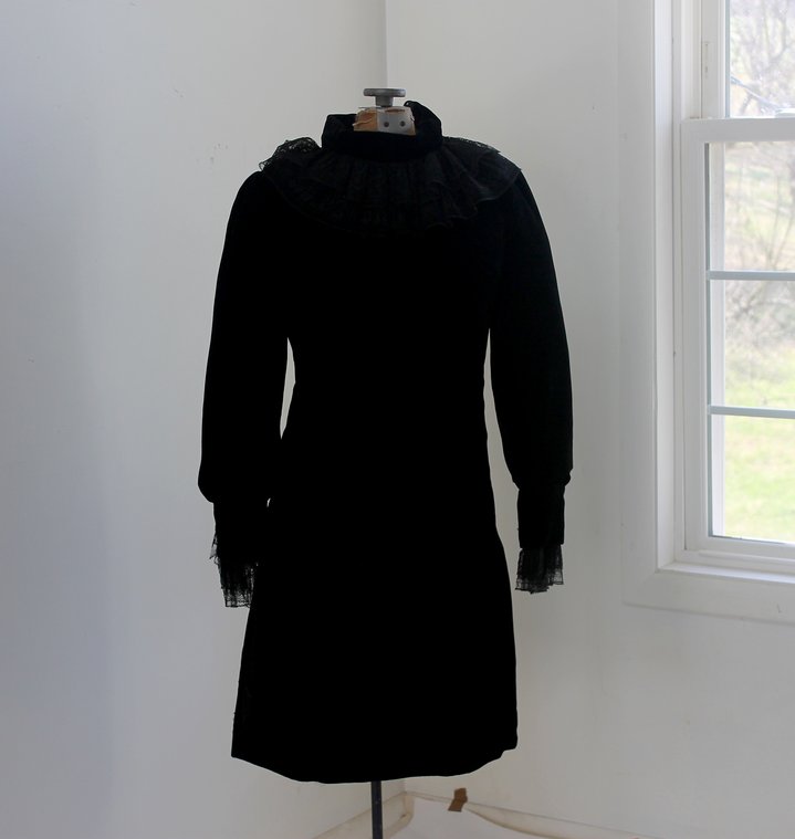 woman artist, dress code, clothes