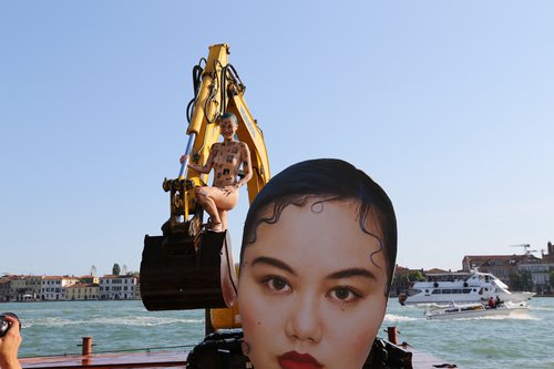 Russian art in Venice: between circus and pathos